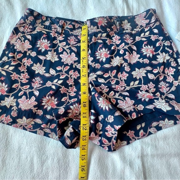 Gap Women NWT Women’s Size 8 Navy Blue Floral Stretch Mid‎ Rise City Shorts - Picture 6 of 11